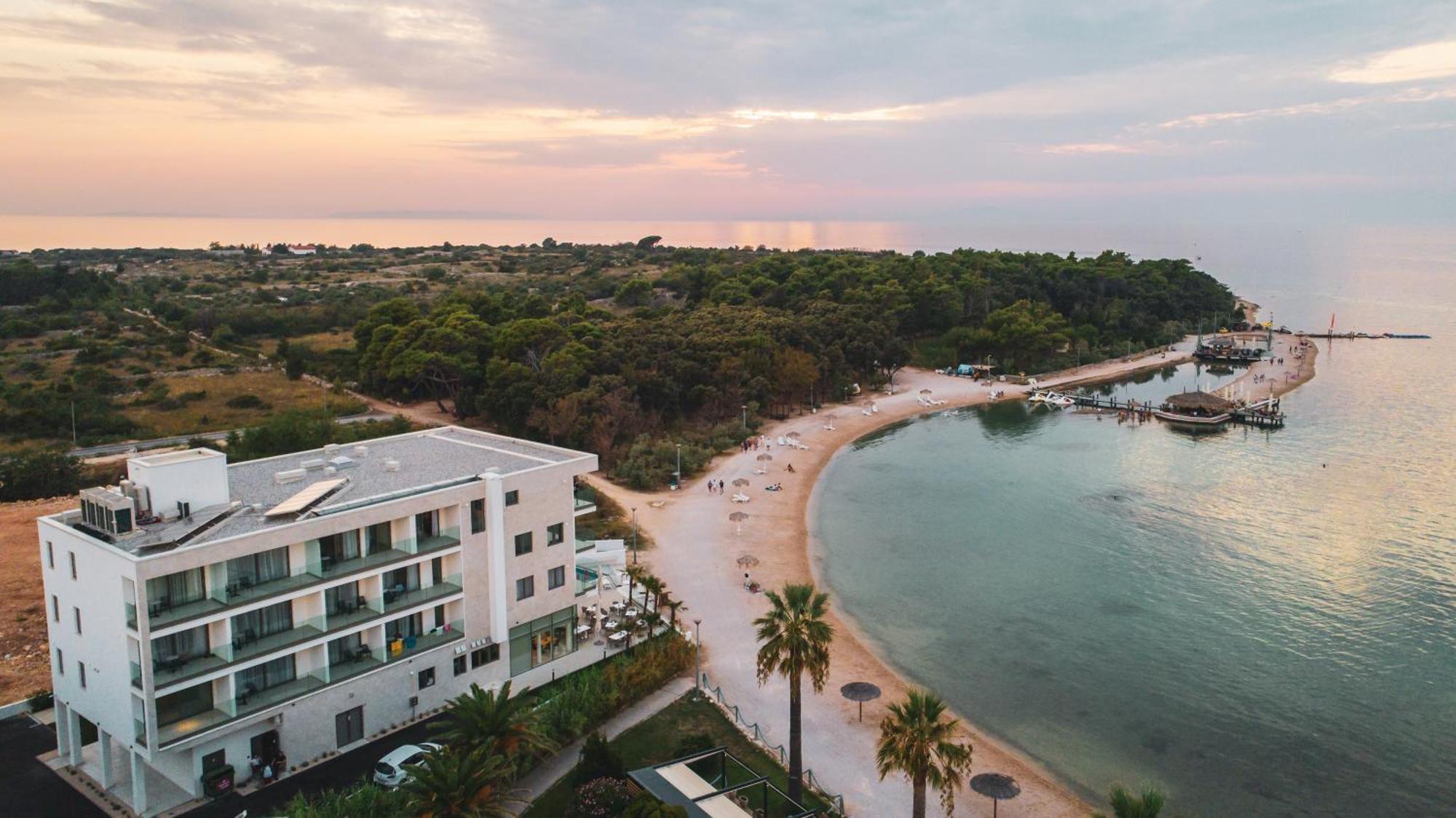 Kaneo Beach Hotel Новаля Екстер'єр фото