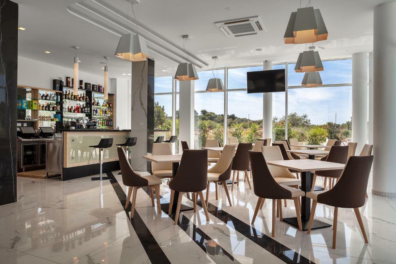 Kaneo Beach Hotel Новаля Екстер'єр фото